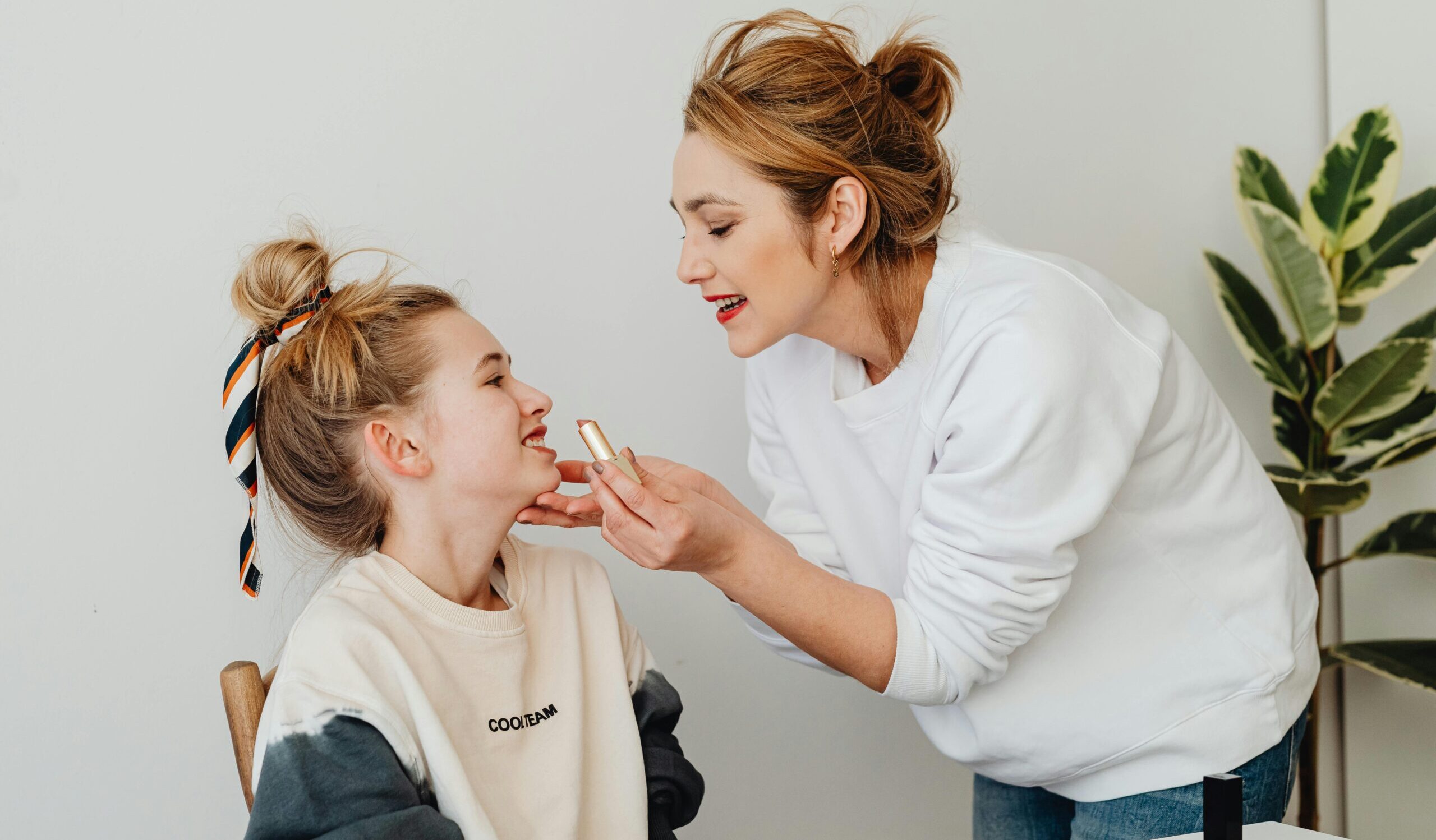 Osebna asistentka nudi pomoč mlajši invalidni osebi.